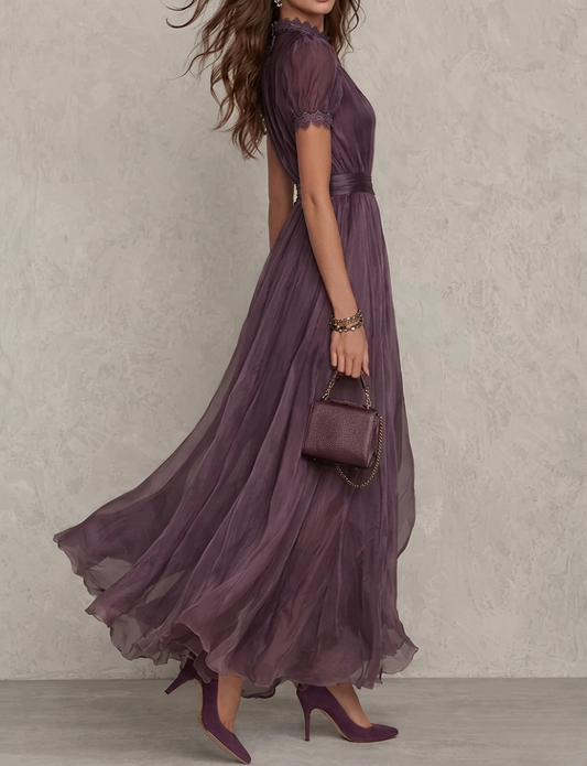 Luisa • Vestido largo morado con escote en V y ribete de encaje de gasa