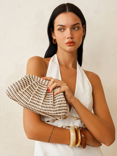 Bolso de mano tipo clutch con solapa tejida bidireccional