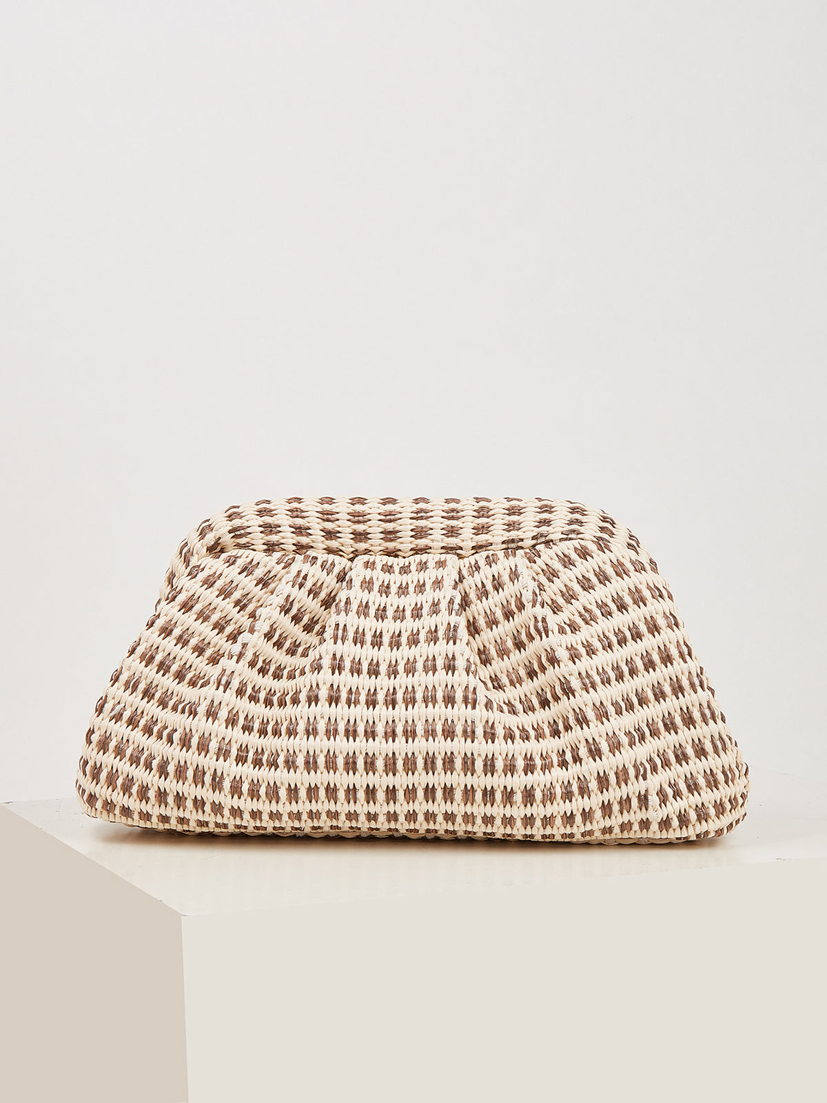 Bolso de mano tipo clutch con solapa tejida bidireccional