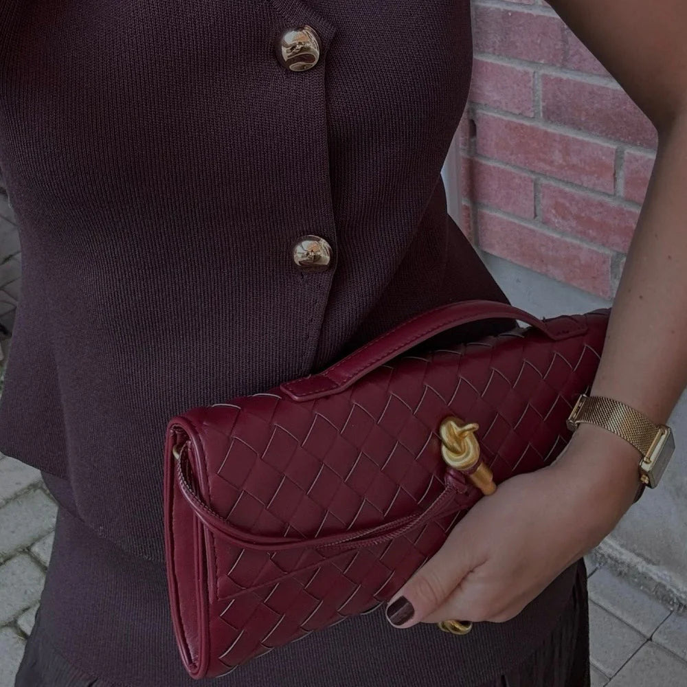 Bolso de mano tipo clutch con solapa tejida bidireccional