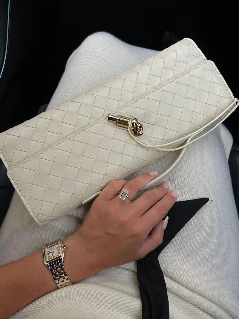 Bolso de mano tipo clutch con solapa tejida bidireccional