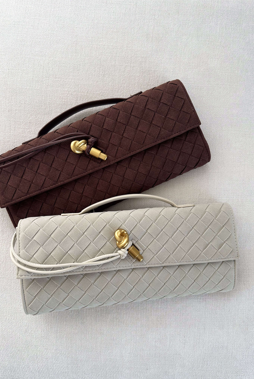 Bolso de mano tipo clutch con solapa tejida bidireccional